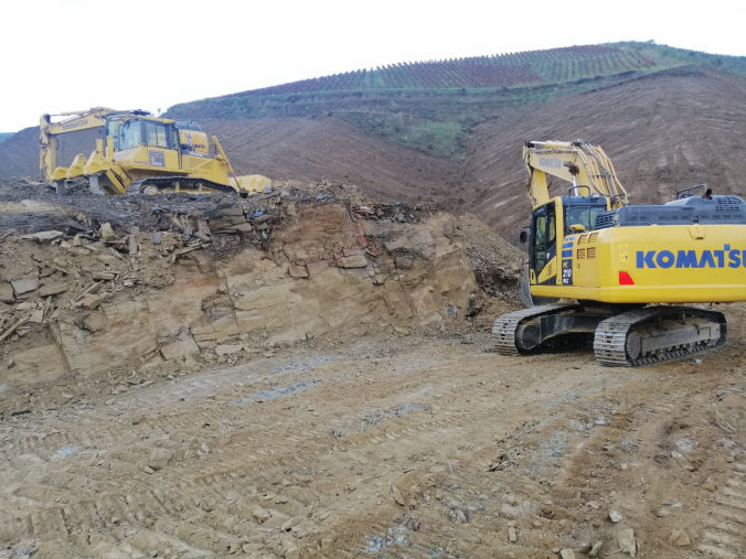 Komatsu PC210